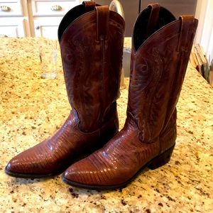 Dan Post Men’s brown snake skin cowboy boots.  Very good condition. Size 9D.